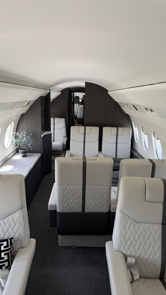 Falcon 900 (N314SJ) interior
