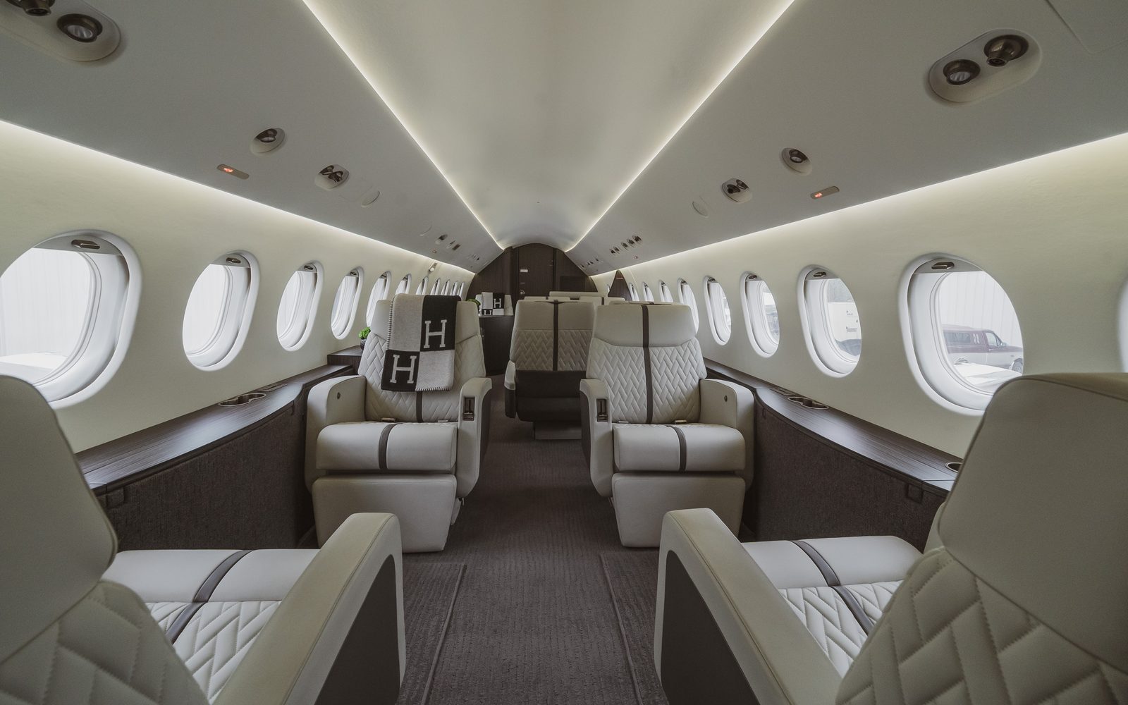 Falcon 900B cabin