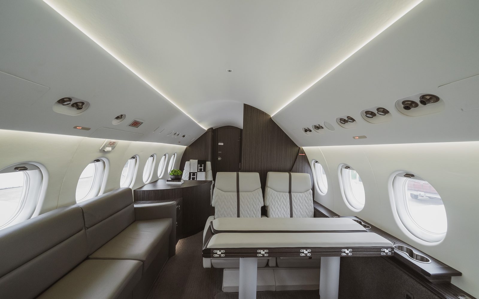 Falcon 900B interior